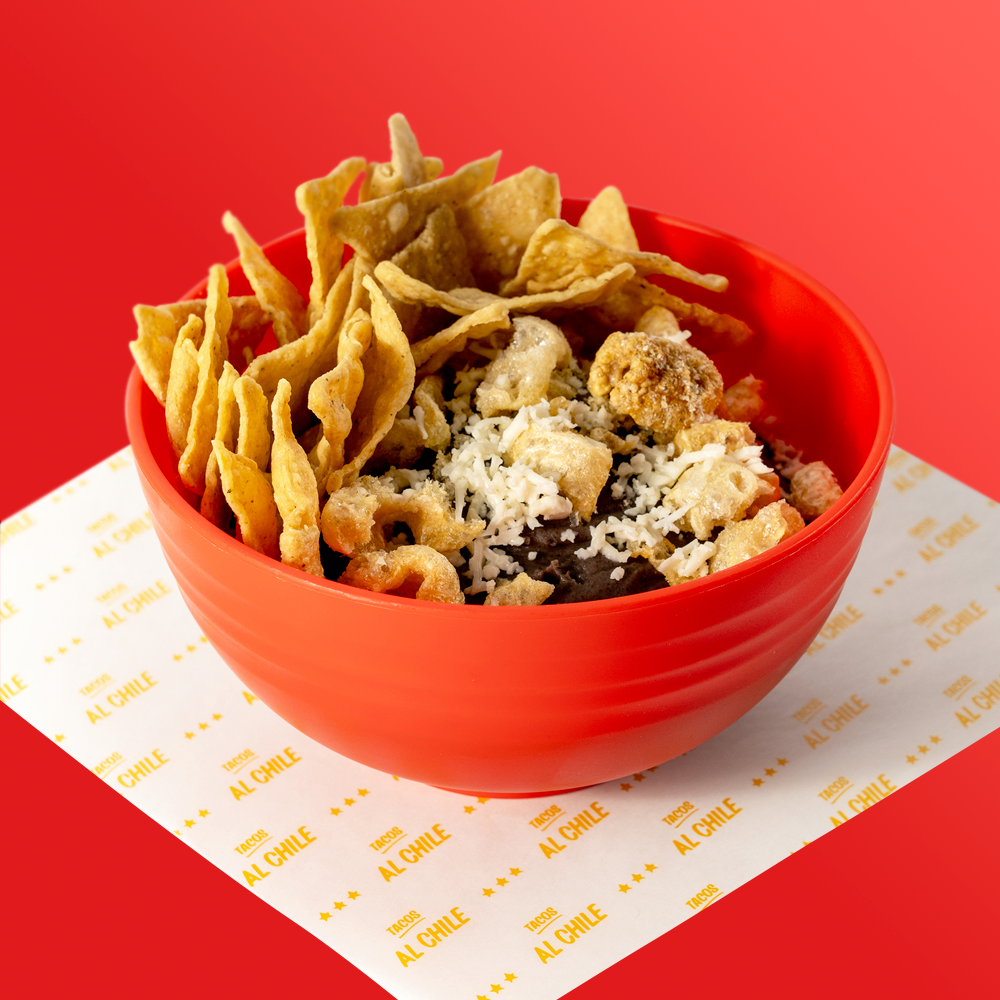 Frijoles puercos con totopos